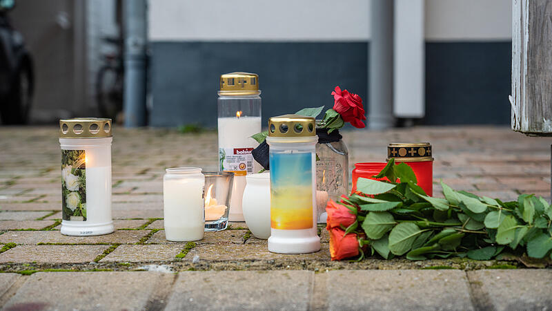 Nach Familientragödie: Fränkische Ortschaft tief bestürzt und in tiefer TrauerBilder der Trauer: Weisendorf gedenkt der Toten Einen Tag nach dem in Weisendorf ein 17-Jähriger seine Schwester tötete, herrschen Fassungslosigkeit und Trauer in der 6800-Einwohner-Gemeinde. Im Laufe des Samstags stellen immer mehr Weisendorfer Gedenkkerzen vor dem Haus der Familie im Viertel Gerbersleite auf.