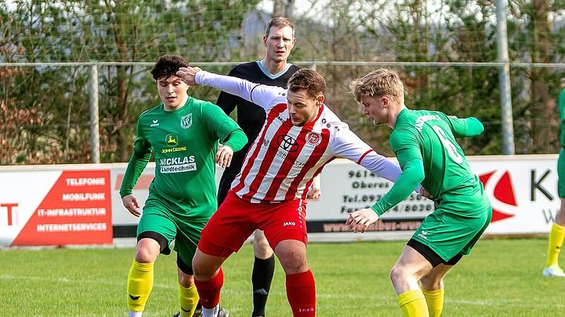 Der Untersteinacher Andreas Braunersreuther (M.) versucht sich im Spiel der Kreisklasse 4 Kulmbach gegen Lukas Fichtner (links) und Luis L&ouml;hrlein (r.) vom VfR Katschenreuth II zu behaupten.