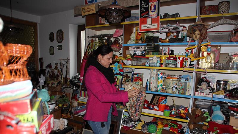 In den ehemaligen Poppenhäuser Bierstuben sind Teile der 50er-Jahre-Ausstellung zwischengelagert. Marion Flachsenberger-Hilton schaut sich um.