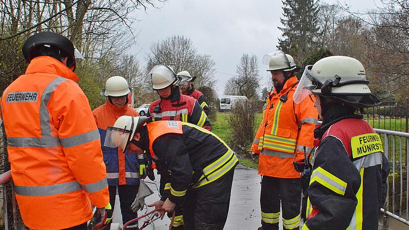 Besprechung mit den Feuerwehrleuten an der Lauer, die für die Übung als Überschwemmungsgebiet galt. Mit einer Tauchpumpe sollte der Wasserstand gesenkt werden. Besprechung mit den Feuerwehrleuten an der Lauer, die für die Übung als Überschwemmungsgebiet galt. Mit einer Tauchpumpe sollte der Wasserstand gesenkt werden.