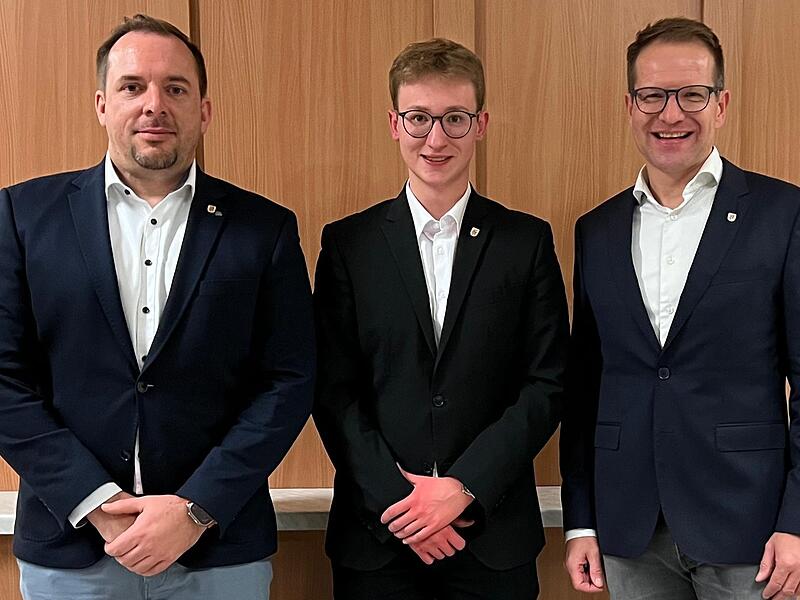 Neu im T&auml;tsch&rsquo;r-Verein: Sven Schumacher (links) und Leopold St&ouml;hr, im Bild mit Vereinsvorsitzendem Michael Sch&auml;fer (rechts)