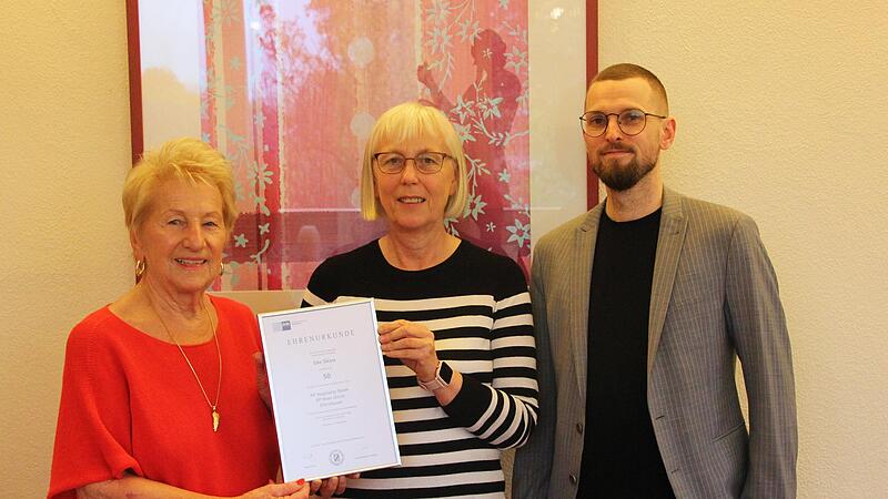 Die Ex-Chefin Anny Schneider (v. l.) überreichte Elke Sikora für 50 Jahre Treue die Ehrenurkunde der Industrie- und Handelskammer, zu der auch Hotelleiter Patrick Schumann gratulierte.
