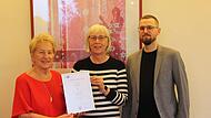 Die Ex-Chefin Anny Schneider (v. l.) überreichte Elke Sikora für 50 Jahre Treue die Ehrenurkunde der Industrie- und Handelskammer, zu der auch Hotelleiter Patrick Schumann gratulierte.