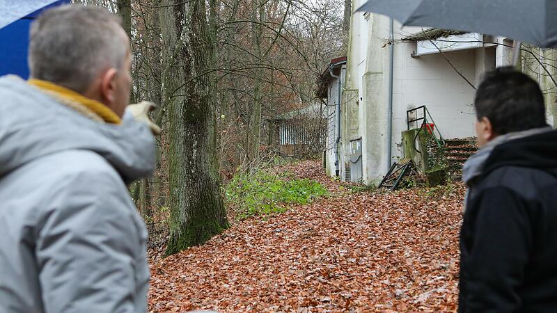 Unterhalb des Winterbauerkellers soll der neue Rettungsweg entstehen – hier besteht bisher ein Trampelpfad. Bei einem Ortsbesuch hat Kellerwald-Bürgermeister Udo Schönfelder (links) den Plan erläutert.Forchheim & Fränkische Schweiz
