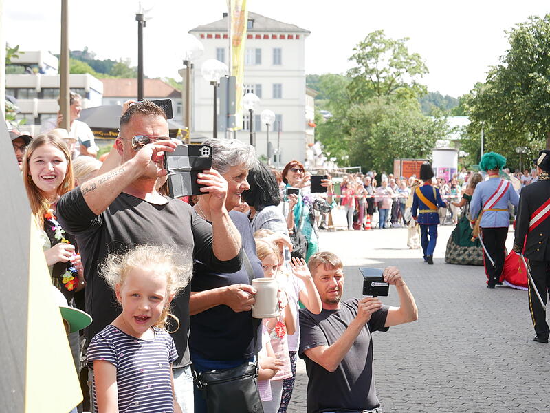 Von den Zuschauern wurde flei&szlig;ig fotografiert und gefilmt.