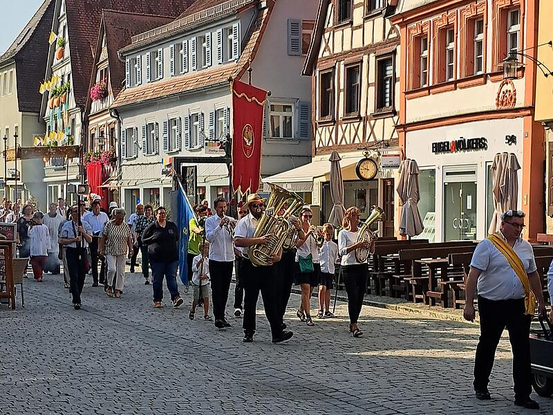 Am Freitag ist die traditionelle Prozession zu Mari&auml; Himmelfahrt durch Forchheim gezogen.
