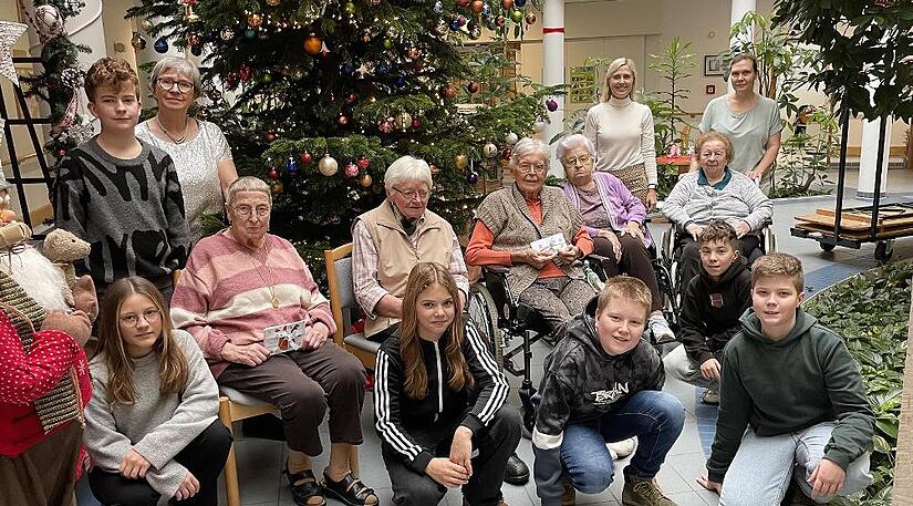 Bewohnerinnen des Altenheims mit Frau Weber und Schüler/innen der Jacob-Curio-Realschule mit Isabell Rott. Bewohnerinnen des Altenheims mit Frau Weber und Schüler/innen der Jacob-Curio-Realschule mit Isabell Rott.