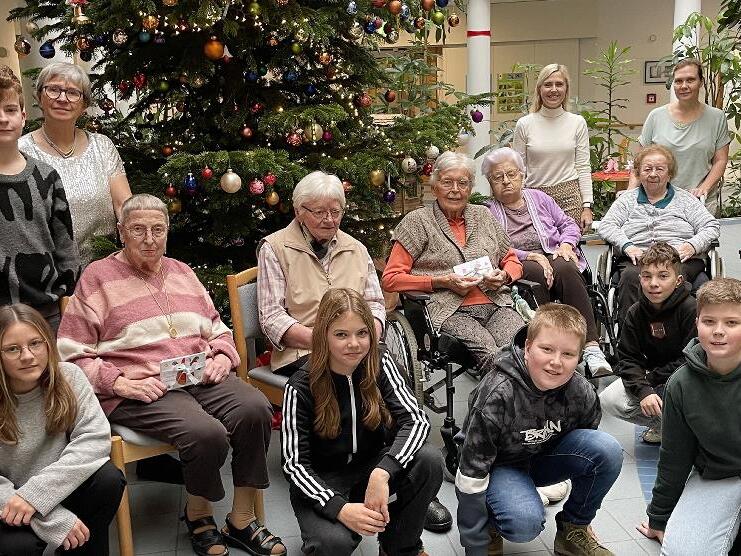 Bewohnerinnen des Altenheims mit Frau Weber und Sch&uuml;ler/innen der Jacob-Curio-Realschule mit Isabell Rott.