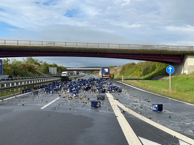 A73 bei Coburg: Lkw verliert rund 150 Bierkästen – Autobahn gesperrt A73 bei Coburg: Lkw verliert rund 150 Bierkästen – Autobahn gesperrt