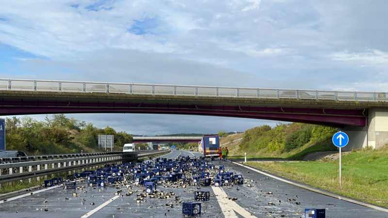 A73 bei Coburg: Lkw verliert rund 150 Bierkästen – Autobahn gesperrt A73 bei Coburg: Lkw verliert rund 150 Bierkästen – Autobahn gesperrt
