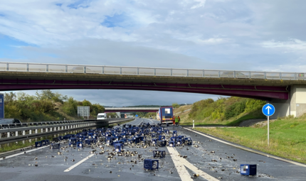 A73 bei Coburg: Lkw verliert rund 150 Bierkästen – Autobahn gesperrt A73 bei Coburg: Lkw verliert rund 150 Bierkästen – Autobahn gesperrt