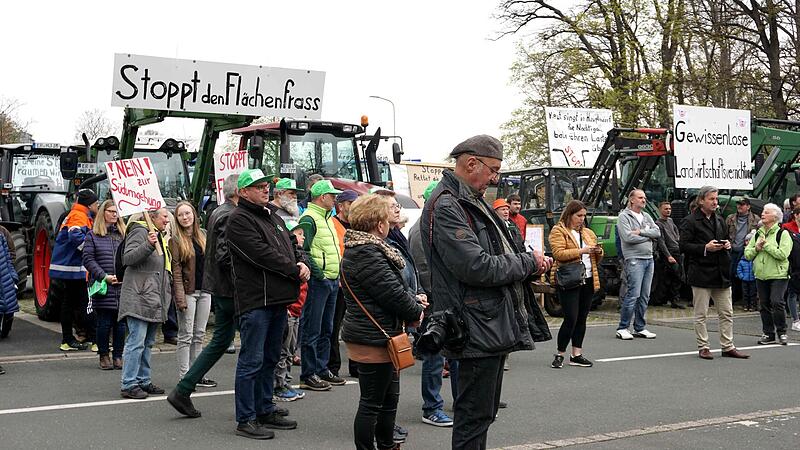 MIt Schildern und Traktoren zogen die Demonstranten durch die Stadt.