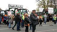 MIt Schildern und Traktoren zogen die Demonstranten durch die Stadt.