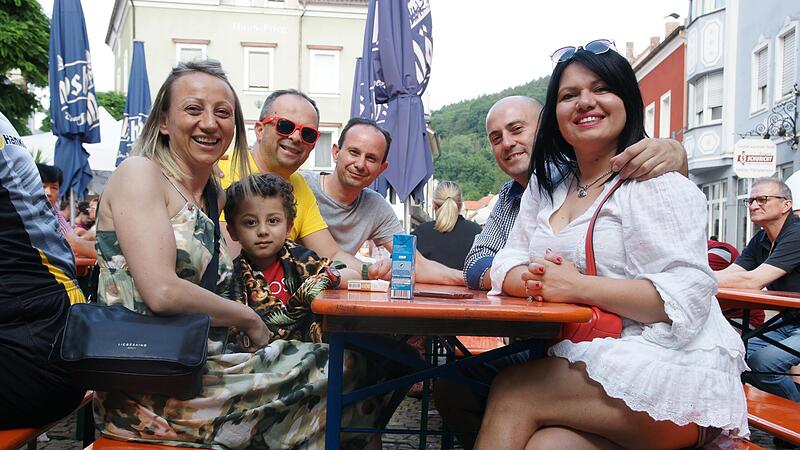 Eine Besucher-Verbindung aus Bad Br&uuml;ckenau und Fulda lie&szlig; es sich beim Stadtfest auf dem Marktplatz gutgehen.