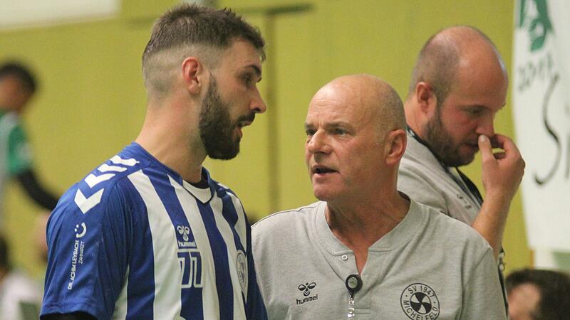 Denis Motscha (links) im Gespr&auml;ch mit Trainer Norbert Senft beim SV Michelfeld.