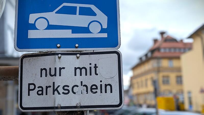 In Forchheims Innenstadt k&ouml;nnen Autofahrerinnen und Autofahrer dank der sogenannten &bdquo;Br&ouml;tchentaste&ldquo; die erste halbe Stunde kostenlos parken. Doch diese Regelung hat nicht nur Freunde &ndash; aus mehreren Gr&uuml;nden.