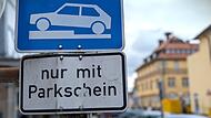 In Forchheims Innenstadt k&ouml;nnen Autofahrerinnen und Autofahrer dank der sogenannten &bdquo;Br&ouml;tchentaste&ldquo; die erste halbe Stunde kostenlos parken. Doch diese Regelung hat nicht nur Freunde &ndash; aus mehreren Gr&uuml;nden.