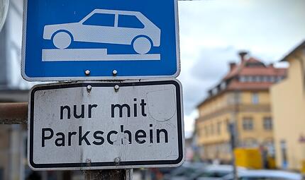 In Forchheims Innenstadt k&ouml;nnen Autofahrerinnen und Autofahrer dank der sogenannten &bdquo;Br&ouml;tchentaste&ldquo; die erste halbe Stunde kostenlos parken. Doch diese Regelung hat nicht nur Freunde &ndash; aus mehreren Gr&uuml;nden.