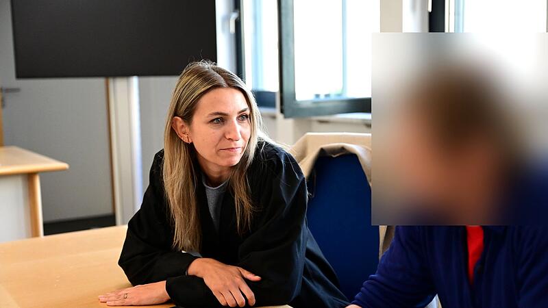 Amtsgericht Bamberg Führungsaufsicht Crystal Meth Bewährungshelfer Rechtsanwältin Carolin Redai aus Bamberg und der Angeklagte in einer Verhandlungspause