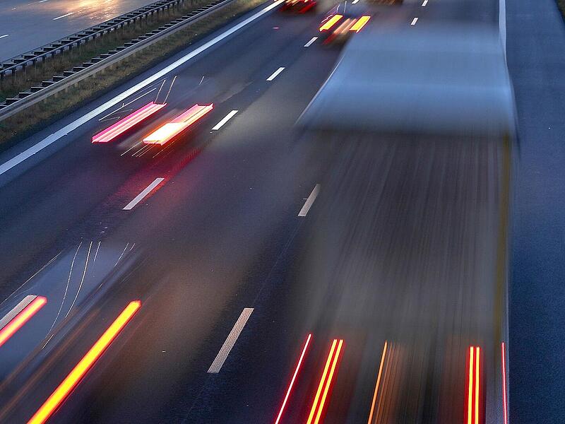 Verkehr Lastwagen &Uuml;berholen auf der Autobahn Fahrspuren
