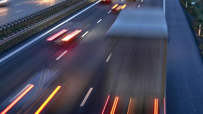 A73 im Kreis Bamberg: Geplatzter Reifen führt zu LKW-Unfall - Fahrer im Glück Verkehr Lastwagen Überholen auf der Autobahn Fahrspuren