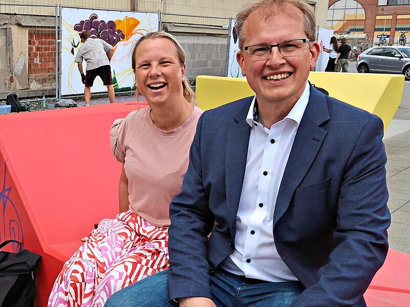 OB Ralf Hartnack und Susanne Strebin von der Uni haben es sich auf den „Enzis“ bequem gemacht. OB Ralf Hartnack und Susanne Strebin von der Uni haben es sich auf den „Enzis“ bequem gemacht.