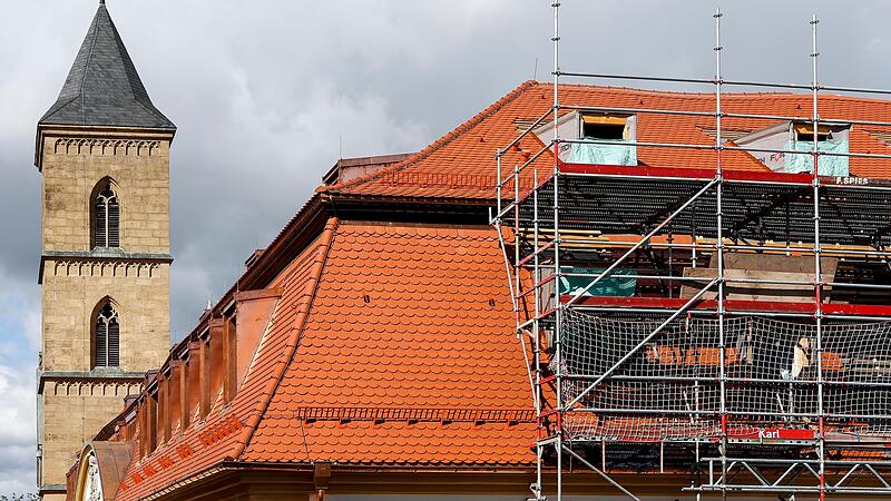 Noch dominieren Bauger&uuml;ste und Baul&auml;rm das Areal des ehemaligen Karmelitenklosters am Kaulberg. Doch schon im kommenden Jahr sollen die ersten Wohnungen bezugsfertig sein.