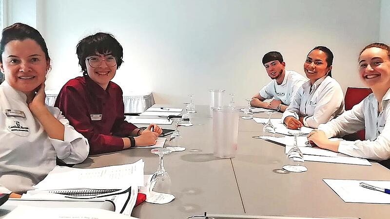 Die Praktikanten erhalten einmal pro Woche eine Stunde Deutschunterricht.