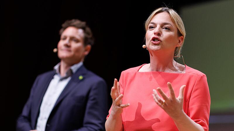 Katharina Schulze und Ludwig Hartmann sind die Spitzenkandidaten der bayerischen Grünen für die Landtagswahl im Oktober. In Erlangen attackierten sie CSU-Ministerpräsident Markus Söder und dessen Partei. Katharina Schulze und Ludwig Hartmann sind die Spitzenkandidaten der bayerischen Grünen für die Landtagswahl im Oktober. In Erlangen attackierten sie CSU-Ministerpräsident Markus Söder und dessen Partei.