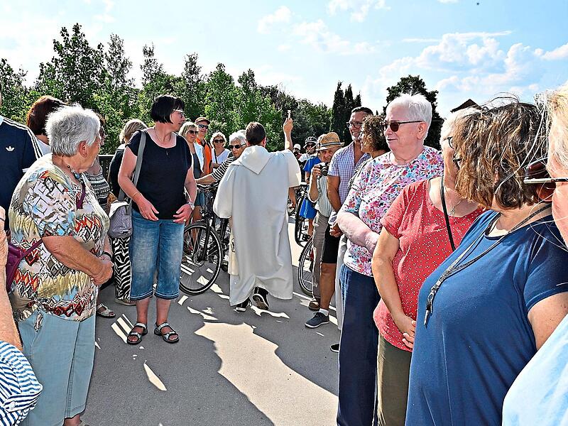 Viele waren bei der Einweihung der Brücke dabei. Pfarrer Klaus Weigand spricht den Segen. Viele waren bei der Einweihung der Brücke dabei. Pfarrer Klaus Weigand spricht den Segen.