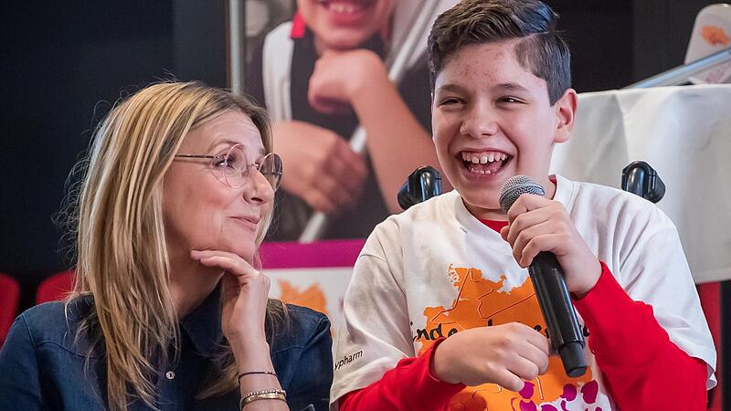 Rasul im Gespräch mit Moderatorin Kim Fisher in Berlin