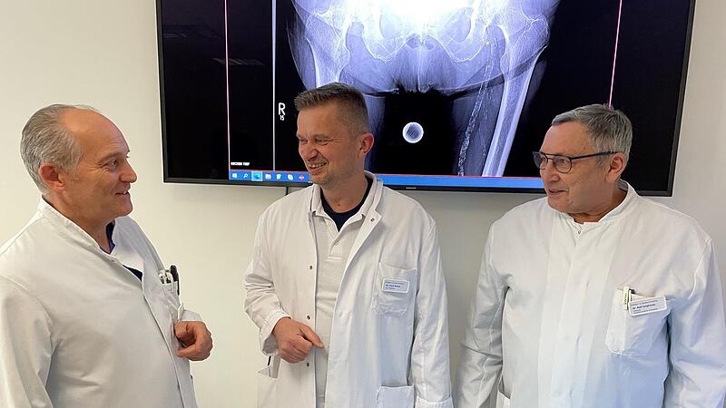 Als Arzt ist er weiterhin gerne t&auml;tig: Dr. Ralf Junghanns (von rechts) im Gespr&auml;ch mit seinem Nachfolger Dr. Frank Wanka und dem neuen leitenden Oberarzt Dr. Tommaso Micali.