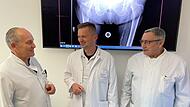 Als Arzt ist er weiterhin gerne t&auml;tig: Dr. Ralf Junghanns (von rechts) im Gespr&auml;ch mit seinem Nachfolger Dr. Frank Wanka und dem neuen leitenden Oberarzt Dr. Tommaso Micali.