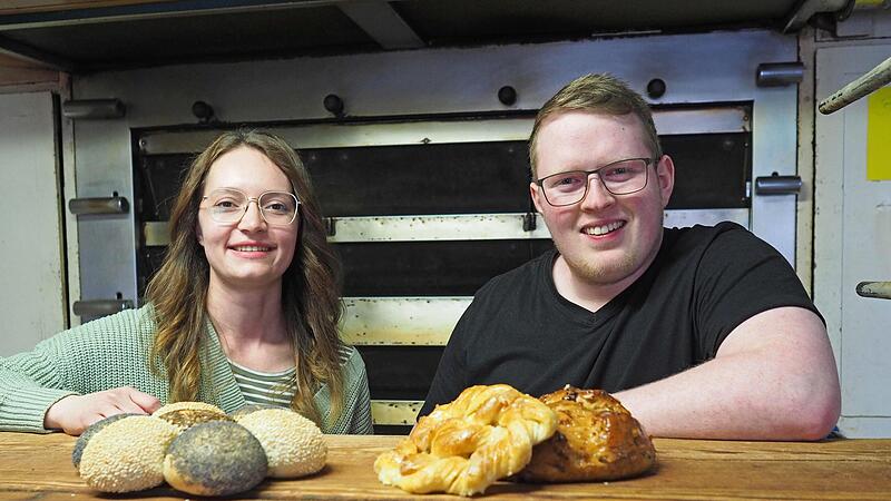 Emely Scheler und Jonny Herrchert, die Konditorenmeisterin und der Bäcker, haben die Bäckerei Motschmann in Wildenheid zum Jahresbeginn übernommen und halten die Handwerkstradition hoch. Zukunftsmusik ist der Umzug der Backstube, um zentral auch f... Emely Scheler und Jonny Herrchert, die Konditorenmeisterin und der Bäcker, haben die Bäckerei Motschmann in Wildenheid zum Jahresbeginn übernommen und halten die Handwerkstradition hoch. Zukunftsmusik ist der Umzug der Backstube, um zentral auch f...