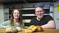 Emely Scheler und Jonny Herrchert, die Konditorenmeisterin und der Bäcker, haben die Bäckerei Motschmann in Wildenheid zum Jahresbeginn übernommen und halten die Handwerkstradition hoch. Zukunftsmusik ist der Umzug der Backstube, um zentral auch f...