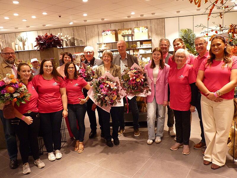 Team Lechner mit ganz links Axel Geier, Gesch&auml;ftsstellenleiter der Sparkasse, hinten Sylvia Lechner, Pfarrer Kilian Kemmer, Pfarrerin Dr. Bianca Schnupp, B&uuml;rgermeister Gerald Brehm und die drei Generationen Emma, Marcus und Gerlinde Lechner