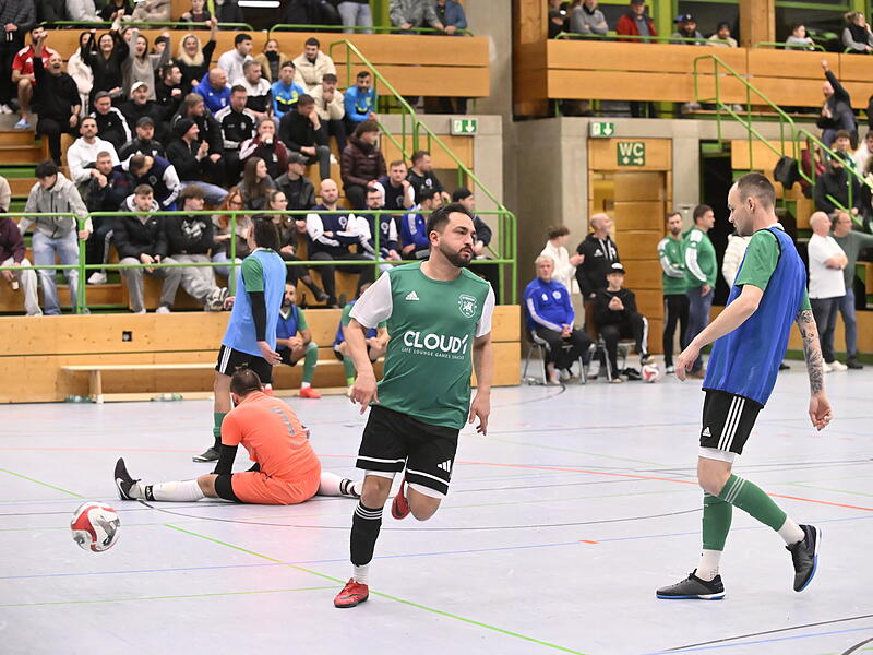Im Finale setzte sich der SV T&uuml;rkg&uuml;c&uuml; Neustadt (gr&uuml;ne Trikots) gegen den FC Haarbr&uuml;cken (blaue Leibchen) mit 4:1 durch.