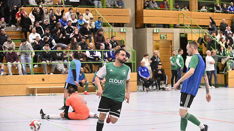 Im Finale setzte sich der SV T&uuml;rkg&uuml;c&uuml; Neustadt (gr&uuml;ne Trikots) gegen den FC Haarbr&uuml;cken (blaue Leibchen) mit 4:1 durch.