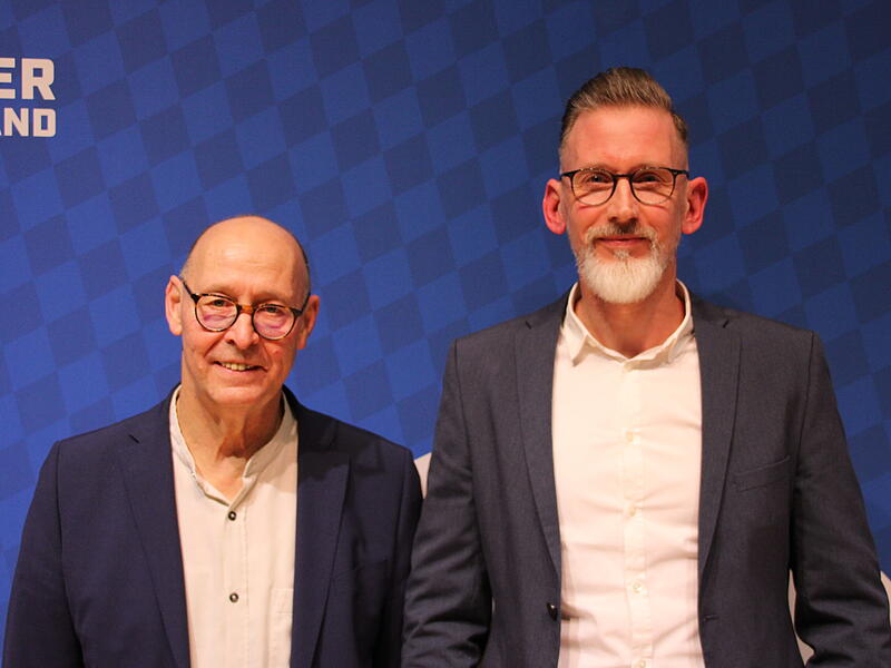 Ralf Riemke tritt als Spielleiter im Kreis Bamberg/Bayreuth/Kulmbach zurückKreistag 2026 im Fußball-Kreis 1 Oberfranken Bamberg/Bayreuth/Kulmbach in der Stadthalle Kulmbach Es sollte ein Generationenwechsel werden: Manfred Neumeister (links) übergab das Amt des Kreisspielleiters an Ralf Riemke (rechts), doch vier Monate nach seiner Ernennung ist Riemke am Montag zurückgetreten.