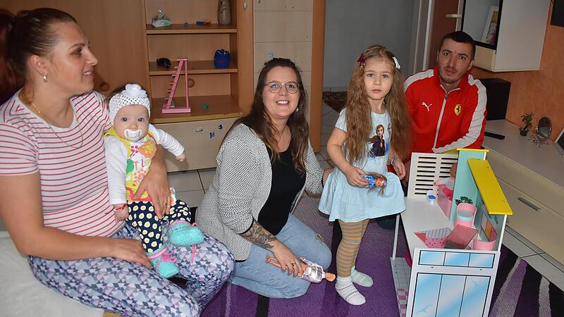 Verena Huber (2.&nbsp;v.&nbsp;l.) begleitet die rum&auml;nische Familie Sandor in Guttenburg.Forchheim & Fr&auml;nkische Schweiz