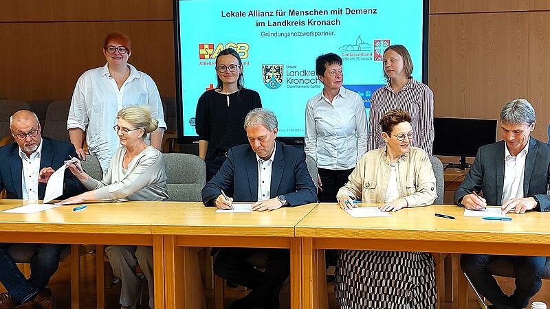 Von links vorne: ASB-Geschäftsführer Ingo Holzmann, Geschäftsführende Vorständin Diakonisches Werk, Karin Pfadenhauer, Landrat Klaus Löffler, Geschäftsführende Vorständin Caritasverband, Cornelia Thron und BRK-Kreisgeschäftsführer Roland Beierwaltes. Hinten links:  Koordinatorin Janet Januszewski und Mitarbeiterinnen der Verwaltung.