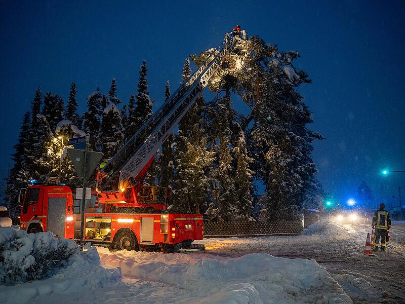 Starke und anhaltende Schneef&auml;lle haben am Montagabend (26.01.2026) im Landkreis Forchheim zu erheblichen Einschr&auml;nkungen im Stra&szlig;enverkehr und zu zahlreichen Feuerwehreins&auml;tzen gef&uuml;hrt.