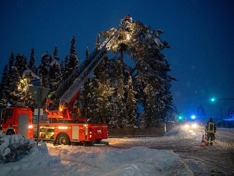 Schneebruchgefahr nach Dauer-Schneefall im Landkreis ForchheimSchnee Forchheim Straßen Starke und anhaltende Schneefälle haben am Montagabend (26.01.2026) im Landkreis Forchheim zu erheblichen Einschränkungen im Straßenverkehr und zu zahlreichen Feuerwehreinsätzen geführt.