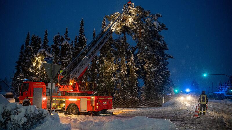Starke und anhaltende Schneef&auml;lle haben am Montagabend (26.01.2026) im Landkreis Forchheim zu erheblichen Einschr&auml;nkungen im Stra&szlig;enverkehr und zu zahlreichen Feuerwehreins&auml;tzen gef&uuml;hrt.