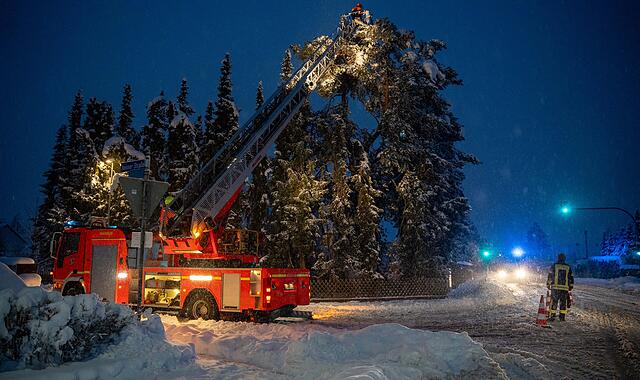 Schneebruchgefahr nach Dauer-Schneefall im Landkreis ForchheimSchnee Forchheim Straßen Starke und anhaltende Schneefälle haben am Montagabend (26.01.2026) im Landkreis Forchheim zu erheblichen Einschränkungen im Straßenverkehr und zu zahlreichen Feuerwehreinsätzen geführt.