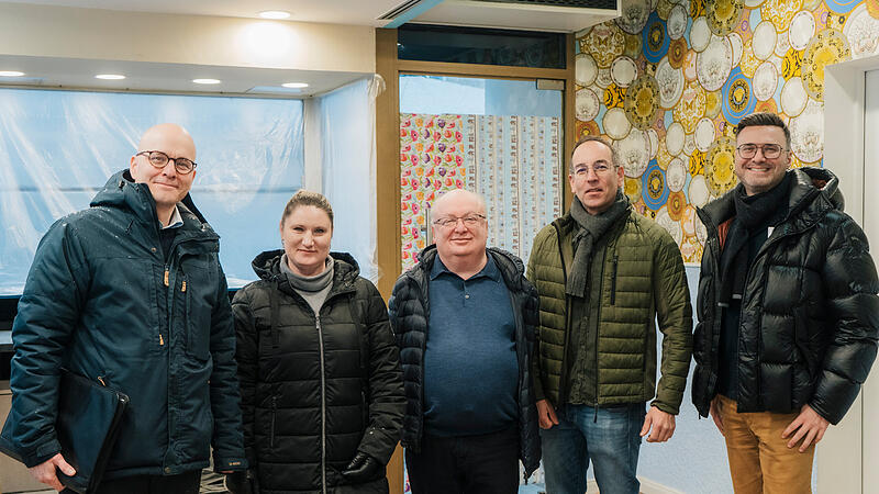 Oberbürgermeister Dr. Dirk Vogel (links) und der städtische Wirtschaftsförderer Sebastian M. Bünner (rechts) übergaben gemeinsam mit Eigentümer Michael Pal (Zweiter von rechts) offiziell das 12. geförderte Ladenlokal an den neuen Betreiber Michael Barkhan (Mitte) und Valentina Korshikow (Zweite von links). Die Eröffnung ist für April oder Mai 2026 geplant. Oberbürgermeister Dr. Dirk Vogel (Mitte) und der städtische Wirtschaftsförderer Sebastian M. Bünner (links) übergaben gemeinsam mit Eigentümer Michael Pal (Mitte) offiziell das 12. geförderte Ladenlokal an den neuen Betreiber Michael Barkhan (Mitte) und Valentina Korshikow (rechts). Die Eröffnung ist für April oder Mai 2026 geplant.