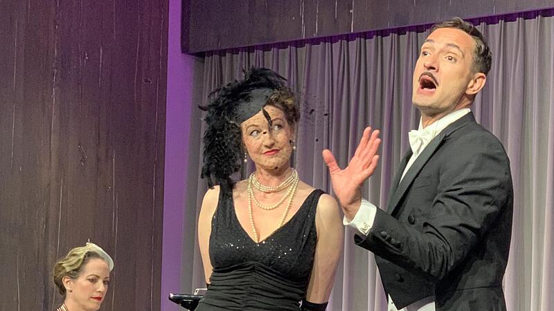 Das Trio der  Mondieu Operettenassekuranz: Nadine Schuster am Klavier, Julia da Rio und Ricardo Frenzel Baudisch.