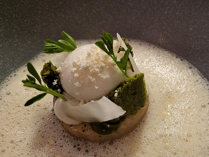 Das fertig angerichtete Kokos-Sphären-Menü. Mit Kohlrabi, Pistazie und Butter