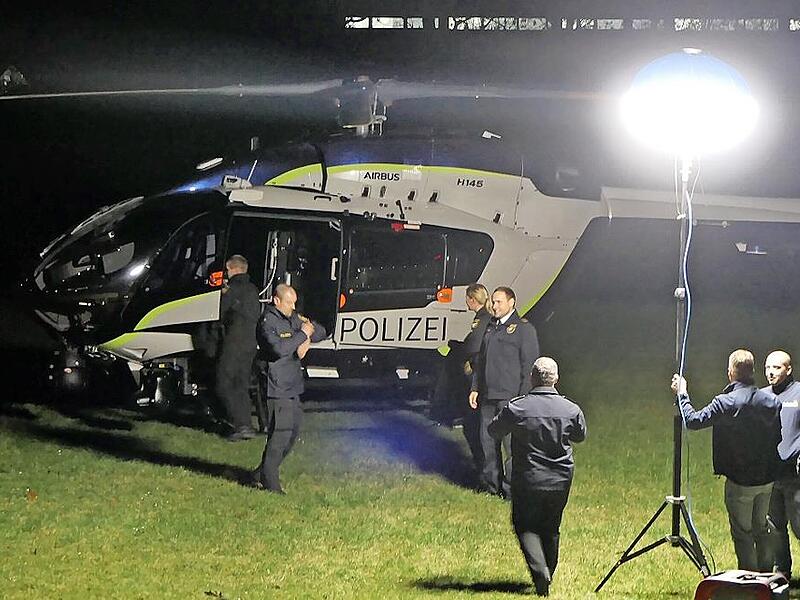Vor der Frauengrundhalle landete der Polizeihubschrauber Edelweiss 4, der von den Einsatzkräften ausgiebig besichtigt werden konnte