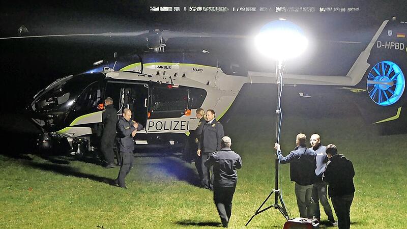 Vor der Frauengrundhalle landete der Polizeihubschrauber Edelweiss 4, der von den Einsatzkräften ausgiebig besichtigt werden konnte